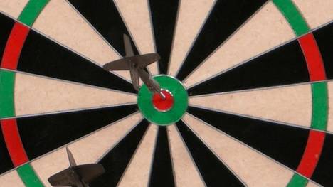 Lukas Wenig gewinnt bei der European Darts Trophy gegen Ryan Joyce und checkt in einem wichtigen Moment die 126 übers Bullseye.