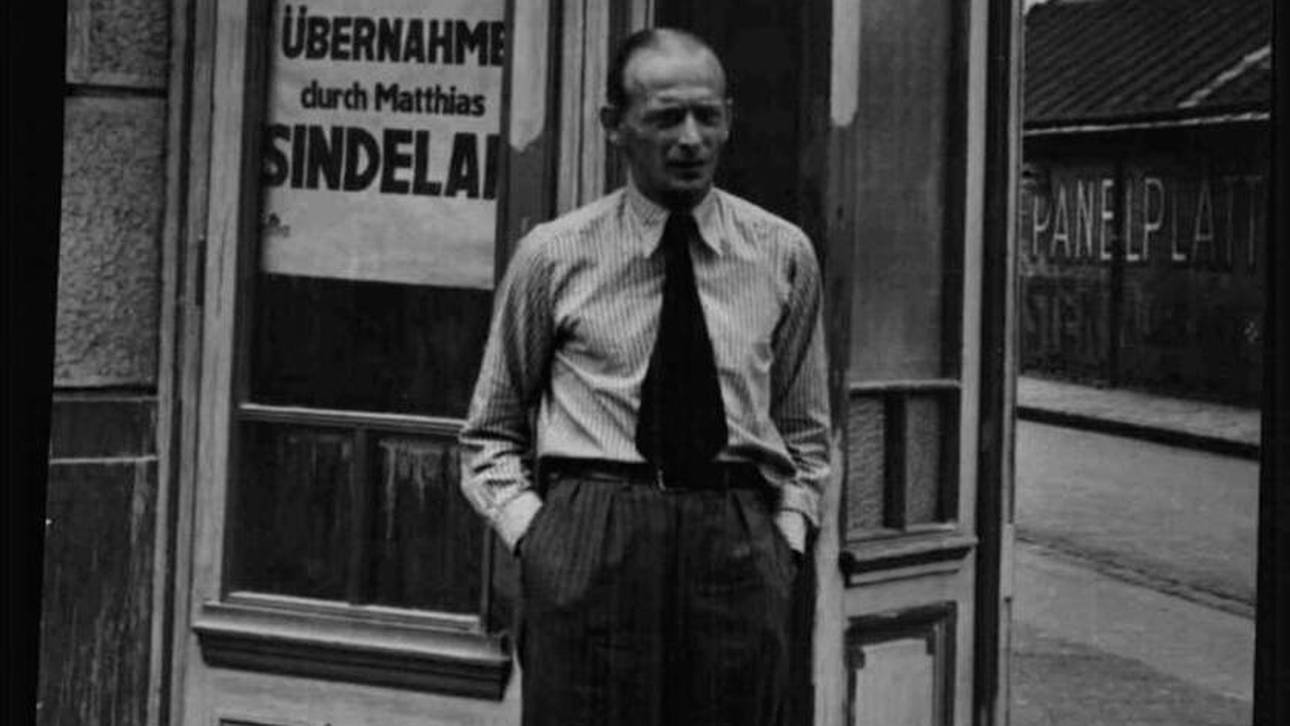 Matthias Sindelar vor seinem Kaffeehaus