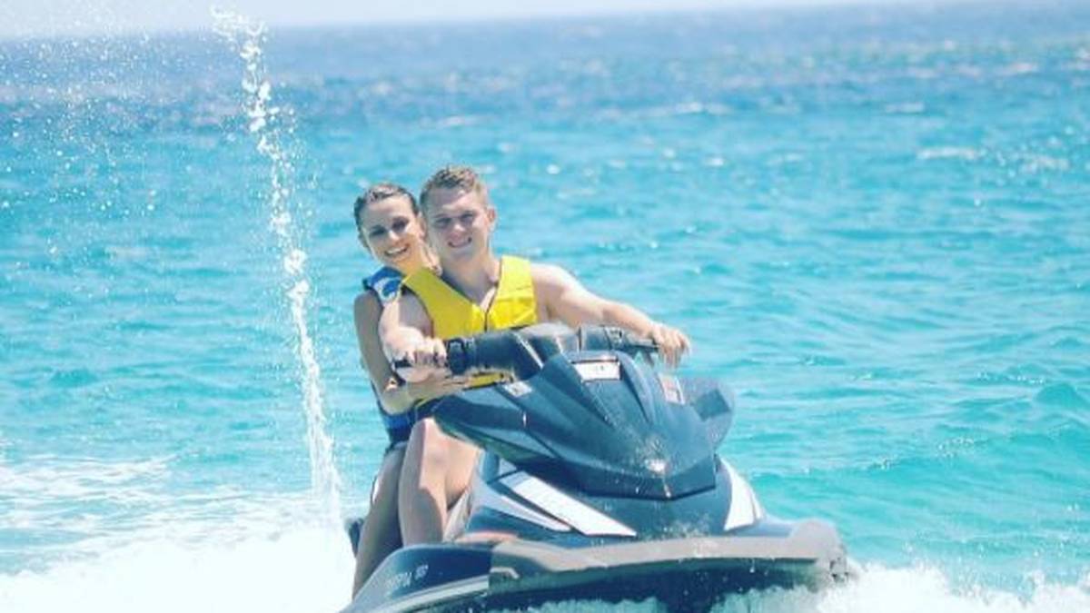 Die freie Zeit hat er sich verdient. Confed Cup-Sieger Matthias Ginter sucht auch im Urlaub die Aktion und flitzt auf einem Jet-Ski mit seiner Freundin durch das Ägäische Meer
