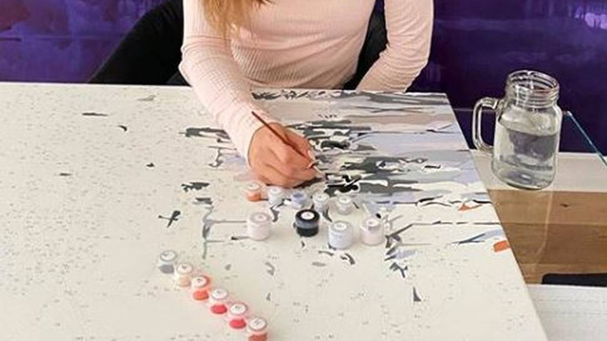 Zur Abwechslung lässt die Weltranglistenachte ihrer kreativen Ader beim Malen freien Lauf