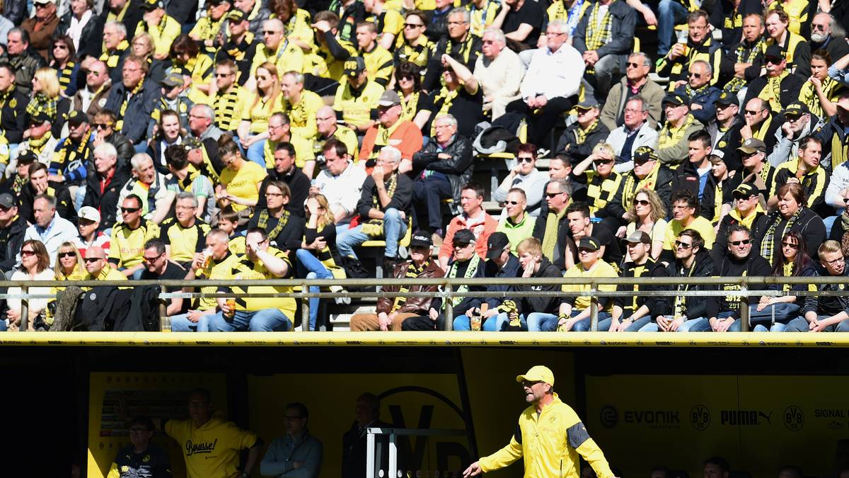 Die Dortmunder Fans stehen wie eine Wand hinter Klopp