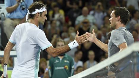 Tobias Kamke beglückwünscht Roger Federer in Brisbane zum Sieg 
