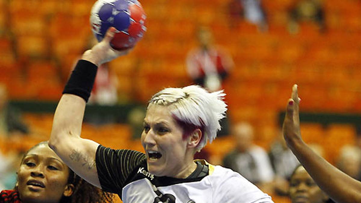 KREIS: Anja Althaus (32): Die unumstrittene Führungsfigur ist der Anker am Kreis. Über die Jahre gewinnt sie mit ihren Vereinen bereits zehn nationale und internationale Titel. Sie ist mit dem dänischen Profi Nicolai Hansen vom ThSV Eisenach zusammen. Aktuell spielt sie beim mazedonischen Verein ZRK Vardar SCBT