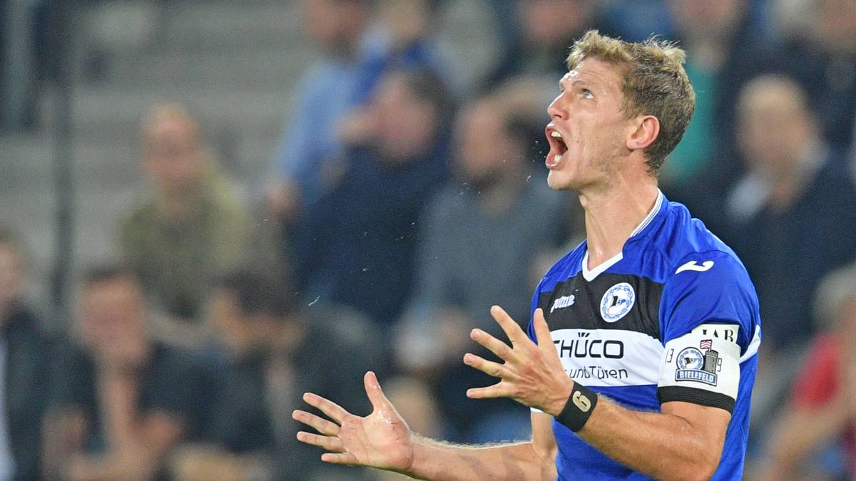 PLATZ 26 – ARMINIA BIELEFELD: Die Arminia findet sich im unteren Mittelfeld des Rankings wieder – und keiner weiß warum. Vielleicht haben einige Fans den Verein einfach vergessen?