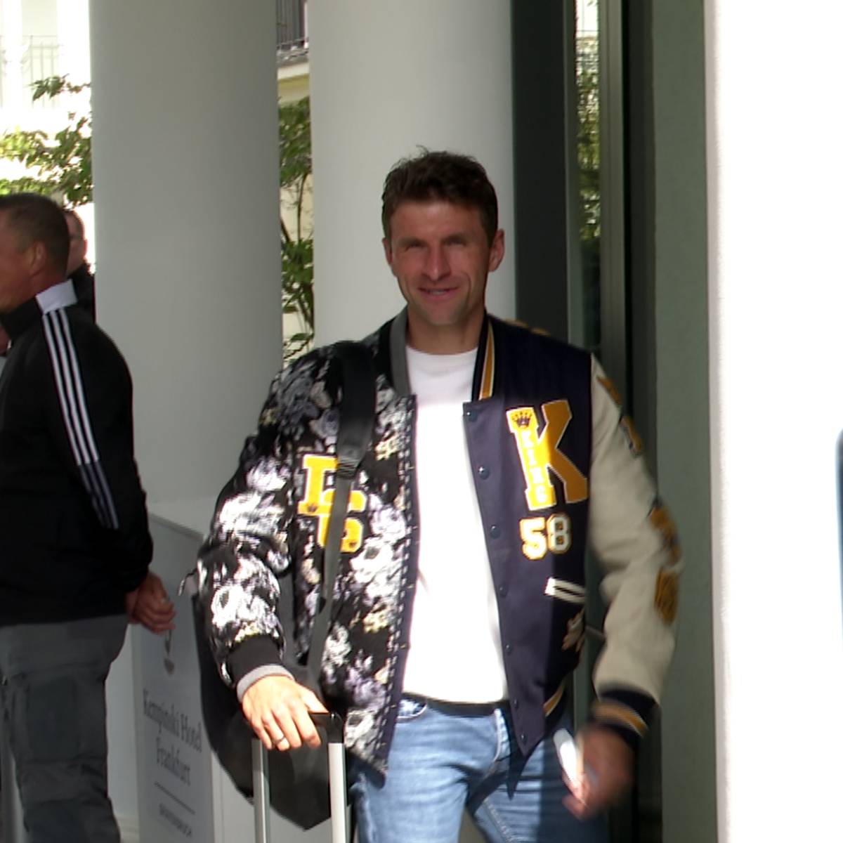 Kurioser Look! Müller sorgt bei DFB-Ankunft für Aufsehen