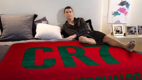 Cristiano Ronaldo im Bett mit Cristiano-Ronaldo-Bettwäsche
