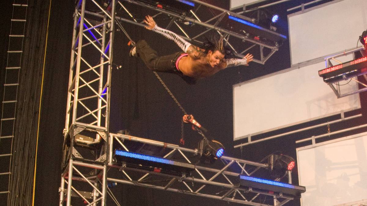 14. JANUAR 2008 - Jeff Hardy ist seit Jahrzehnten bekannt für seine waghalsigen Stunts, mit diesem übertraf er sich selbst. In einem Match gegen Umaga sprang er mit einer Swanton Bomb von der meterhoch platzierten Videowand herab