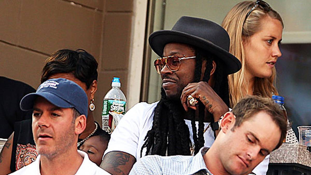 Weshalb Ex-Spieler Andy Roddick (unten rechts) so genervt ist, kann nicht festgestellt werden. Vielleicht ist hinter ihm Rapper 2 Chainz zu laut