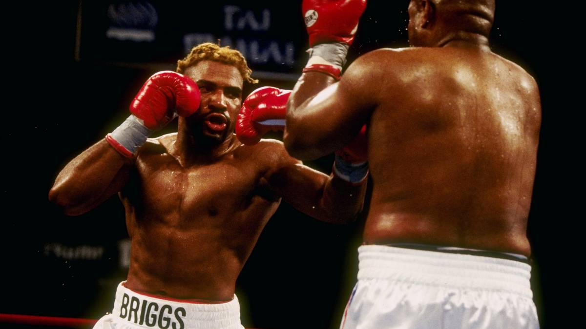 SHANNON BRIGGS: "The Cannon" trat am 22. November 1997 gegen Foreman, der mittlerweile 48 Jahre alt war, an und gewann umstritten nach Punkten
