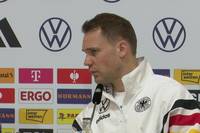 Manuel Neuer spricht über die Rollenverteilung und die Kaderzusammensetzung im DFB-Team. Eine Frage dazu versteht der DFB-Torhüter erst nicht so ganz.