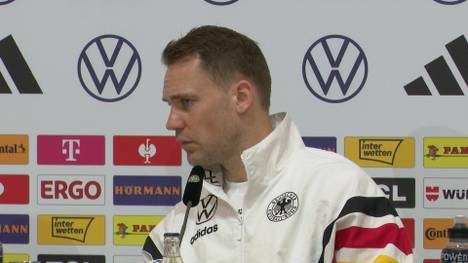Manuel Neuer spricht über die Rollenverteilung und die Kaderzusammensetzung im DFB-Team. Eine Frage dazu versteht der DFB-Torhüter erst nicht so ganz.