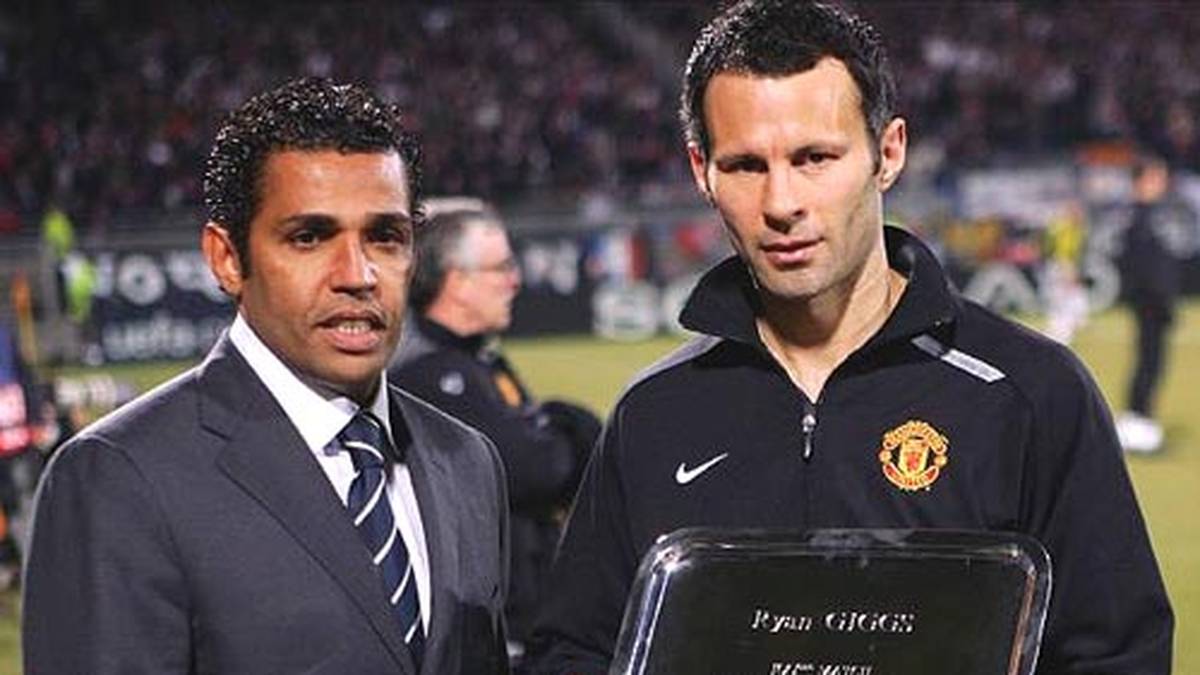 Noch eine Auszeichnung: Sein ehemaliger Mitspieler Sonny Anderson ehrt Giggs für sein 100. Spiel in der Champions League