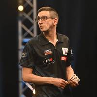 Führt die PDC zur WM ein grünes Triple-20-Feld ein? SPORT1-Experte Robert Marijanovic hat eine klare Meinung. Der 43-Jährige nennt seine WM-Topfavoriten und prophezeit Gabriel Clemens ein schweres Auftaktspiel.