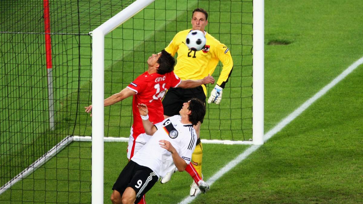 Ein Jahr später fährt Gomez im Sommer mit zur Europameisterschaft, die in Österreich und der Schweiz stattfindet. Im Spiel gegen Österreich kommt es für den Stuttgart-Stürmer zu einer verheerenden Situation: Aus wenigen Metern Entfernung vergibt er freihstehend ein Tor - und hat bei seinen Kritikern ab dann den Ruf als Chancentod weg