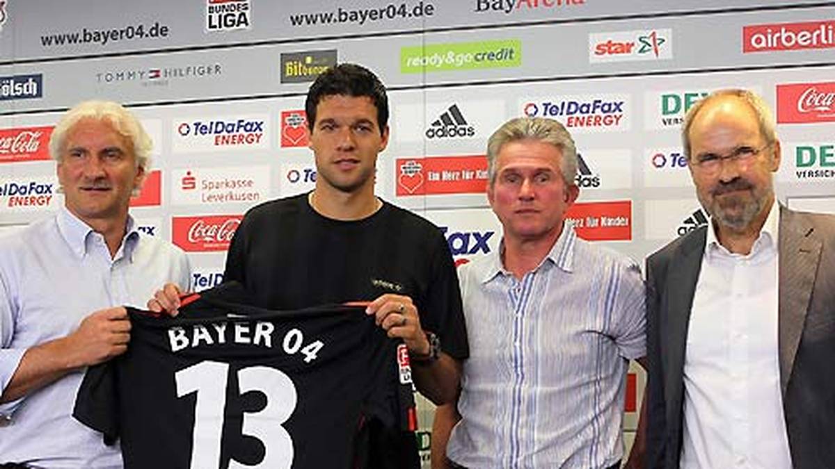 Daraufhin entschließt sich der damals 33-Jährige für eine Rückkehr zu seinem Ex-Klub Bayer Leverkusen und verzichtet dafür auf sehr viel Geld