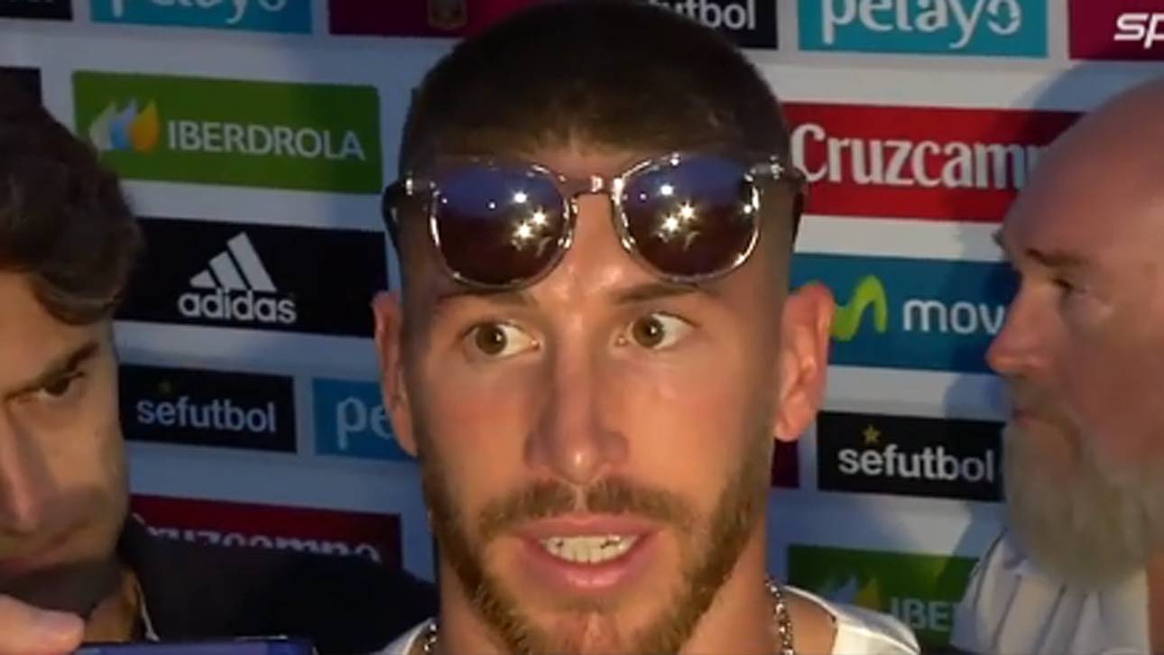 Mitspieler stehen hinter De Gea