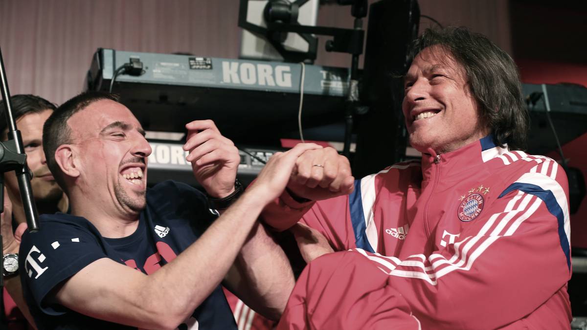Den Alltag machen allerdings die Bayern-Stars wie Franck Ribery aus, mit dem Müller-Wohlfahrt hier frotzelt