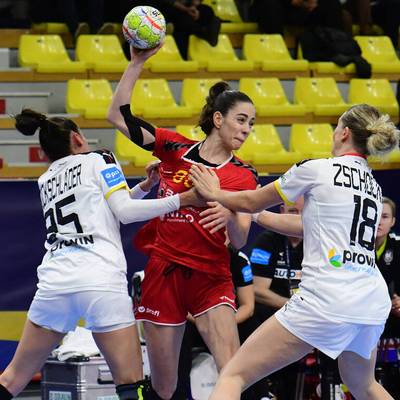 Bei der Handball-EM  der Frauen feiert Deutschland zum Abschluss der Hauptrunde einen Sieg. Dennoch reicht es nicht, um sich fürs Spiel um Platz fünf zu qualifizieren.