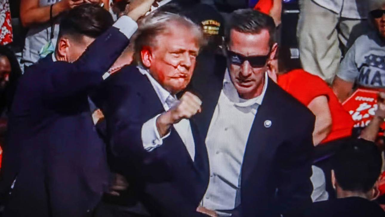 Donald Trump wurde bei einer Wahlkampfveranstaltung von einem Streifschuss am Ohr getroffen und begann daraufhin stark zu bluten