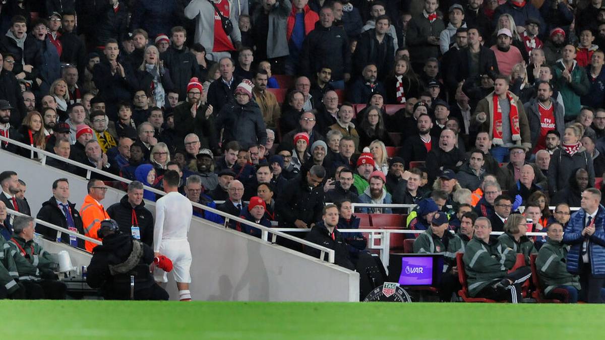 Granit Xhaka (ganz in Weiß) wurde 2019 von Arsenal-Fans gnadenlos ausgebuht