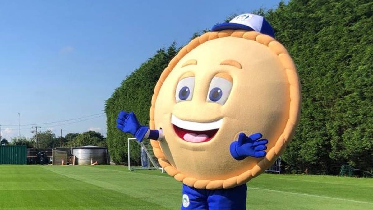 Am Freitag hat der englische Zweitligist Wigan Athletic sein neues Maskottchen vorgestellt. Sein Name "Crusty the Pie". 90 Grundschulen waren in einem Wettbewerb dazu aufgerufen ein Maskottchen zu entwerfen. "Wir haben Crusty so gestaltet, weil jeder in Wigan Kuchen liebt", erklärten die siegreichen Schüler. Unter anderem findet in der Stadt die WM im Kuchen essen statt