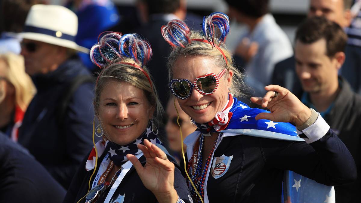 Diese weiblichen Fans haben sich auch schick gemacht für dieses Event, das auch wegen der Verkleidungen der Zuschauer ein so einzigartiges Flair ausstrahlt