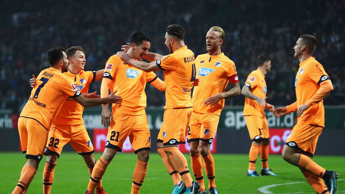 Hübner (3.v.l.) feiert seinen Treffer mit seinen Teamkollegen. Bitte für Bremen, das tief im Abstiegskampf steckt