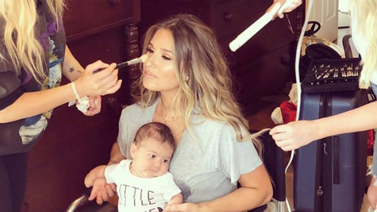 Bei so beschäftigten Eltern kommen sogar die kleinsten Kinder mit auf die Arbeit. Hier zeigt die Sängerin, wie sie Styling und Familie verbindet