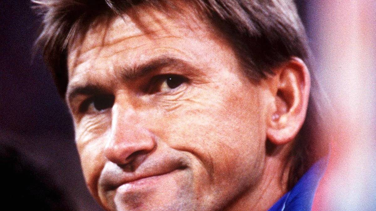 Kurios: Im selben Spiel wechselt Augenthaler gleich vier(!) Mal, nachdem Torwart Oliver Kahn verletzt vom Platz musste und er dennoch drei Ersatzspieler zur Halbzeit auf den Platz schickt