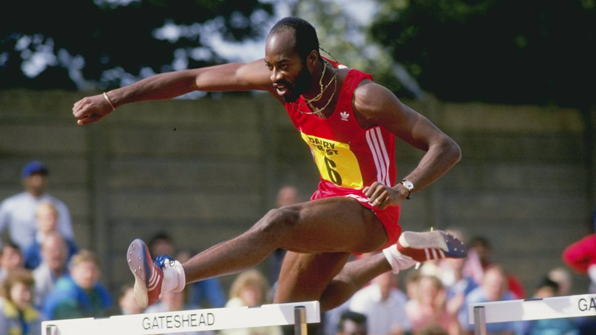 EDWIN MOSES: Der US-Amerikaner war der weltbeste Hürdensprinter und dominierte die 400-Meter-Hürden in den 70er und 80er Jahren. Der Leichtathlet stellte viermal einen neuen Weltrekord auf, wurde zweimal Olympiasieger und zweimal Weltmeister. 1988 beendete er seine Karriere, 1990 versuchte er sich noch als Bremser im Zweierbob
