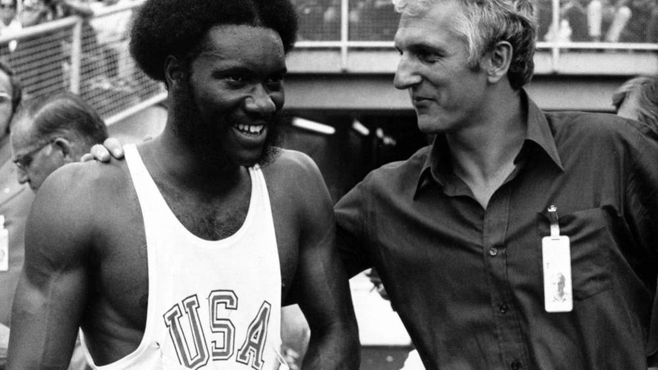 Rod Milburn bei einer Begegnung mit Martin Lauer bei Olympia in München