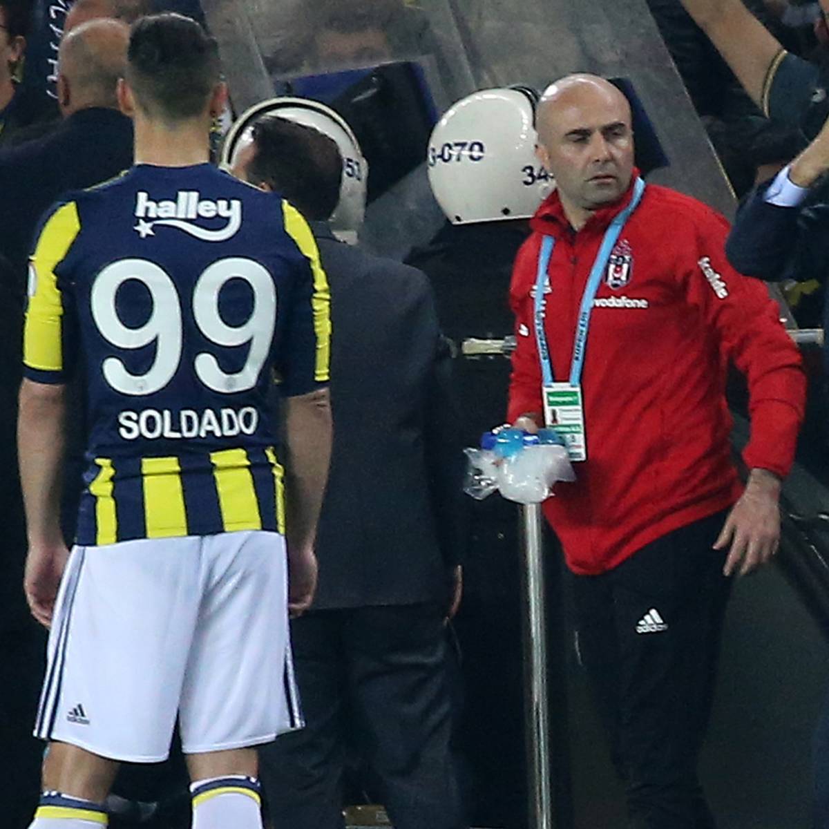 Fenerbahce Vs Besiktas Abgebrochen Sitzschale Trifft Trainer Am Kopf