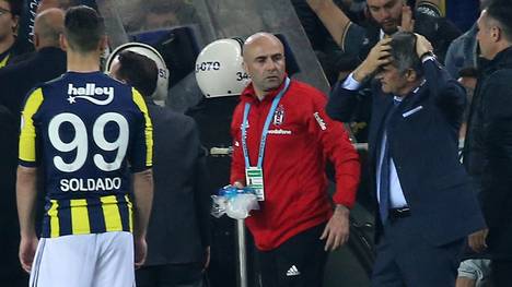 Besiktas-Trainer Senol Günes wurde von einer Sitzschale am Kopf getroffen