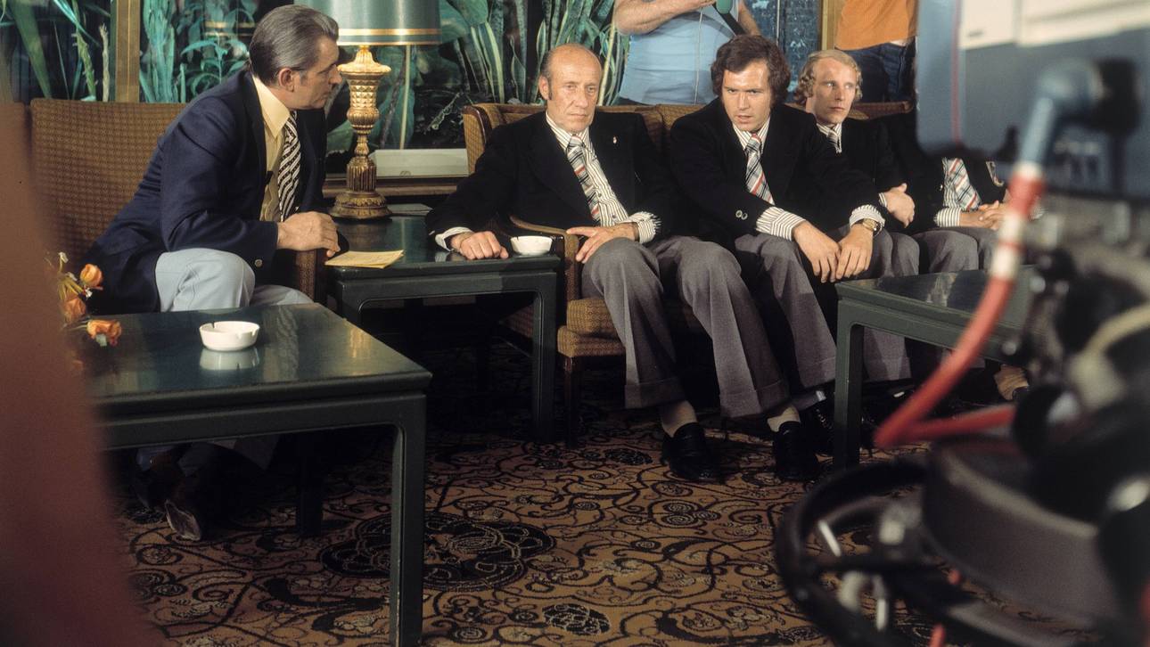 ZDF-Moderator Werner Schneider (l.) bei einem späteren TV-Auftritt mit Helmut Schön und Franz Beckenbauer 1973
