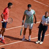 Jungstar Carlos Alcaraz liefert Novak Djokovic zeitweilig ein Gigantenduell auf Augenhöhe, dann lässt ihn sein Körper im Stich. Hat ihn die neue Erfahrung eines Grand-Slam-Matches mit einem Superstar noch überfordert?