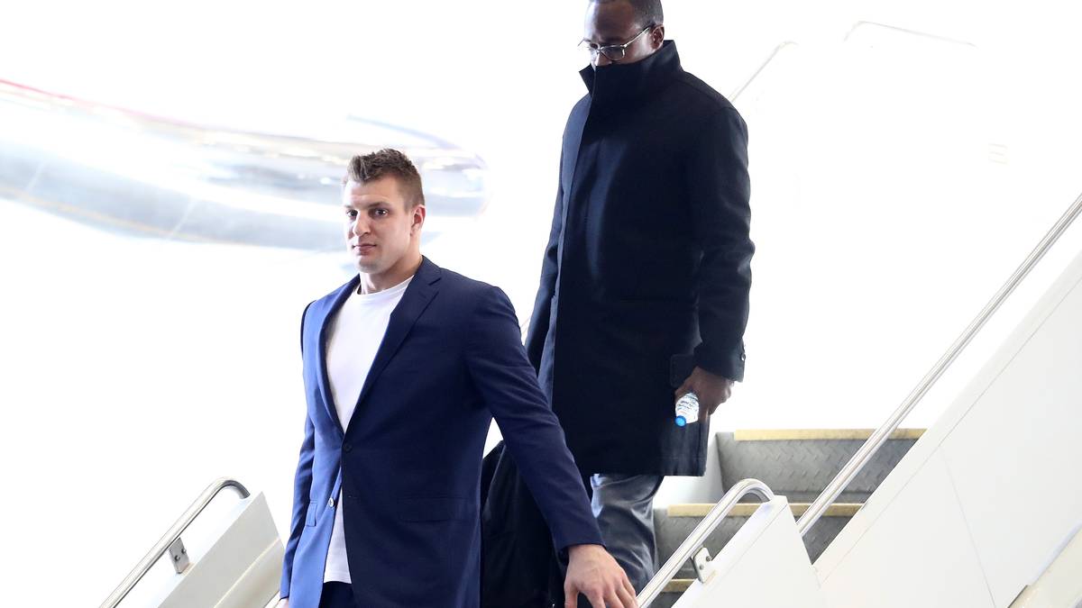 Schick gekleidet im blauen Anzug stieg Rob "Gronk" Gronkowski aus dem Flieger