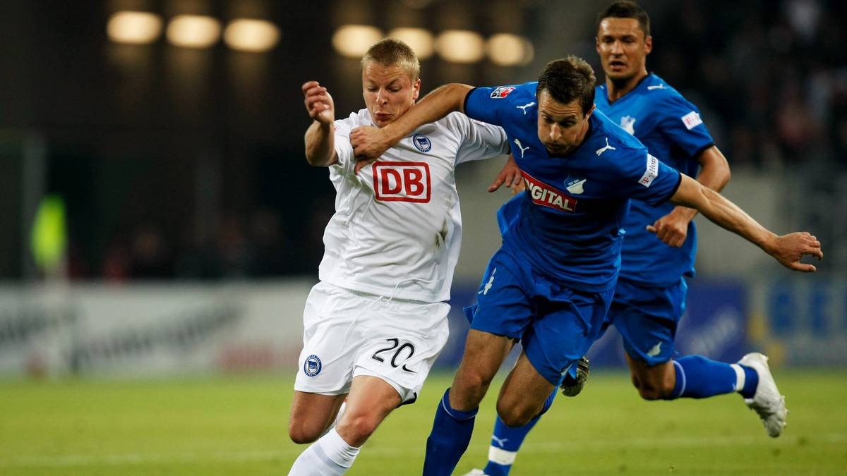 ...Christoph Janker (r.) nach dem Spiel gegen Mönchengladbach zehn Minuten zu spät zur Dopingprobe. Die Testergebnisse sind negativ. Der DFB spricht beide frei. Allerdings muss der Drogen-Beauftrage des Vereins, Peter Geigle, 2500 Euro Strafe zahlen, die TSG gar 75.000 Euro