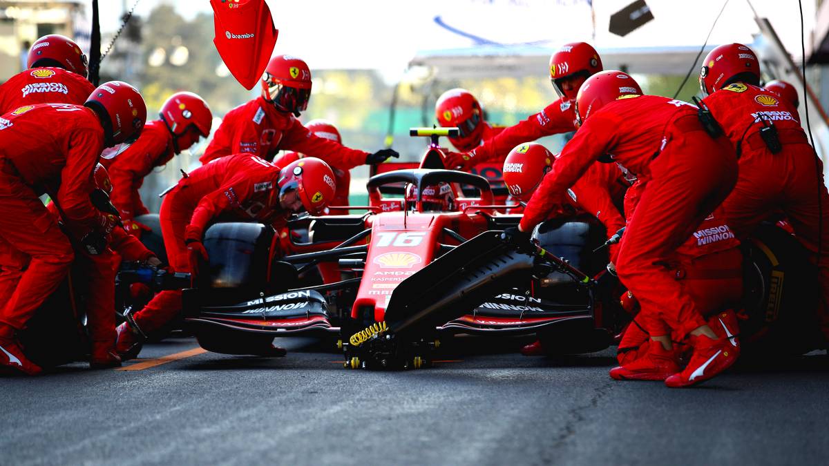 Im zweiten Rennen verliert er die Kontrolle über sein Fahrzeug und verliert seinen Frontflügel, in Barcelona verbremst sich der Deutsche und handelt sich einen Bremsplatten ein. Auch die Boxenstopps dauern viel zu lange. Nach nur fünf Rennen ist Lewis Hamilton im Mercedes schon 48 Punkte voraus