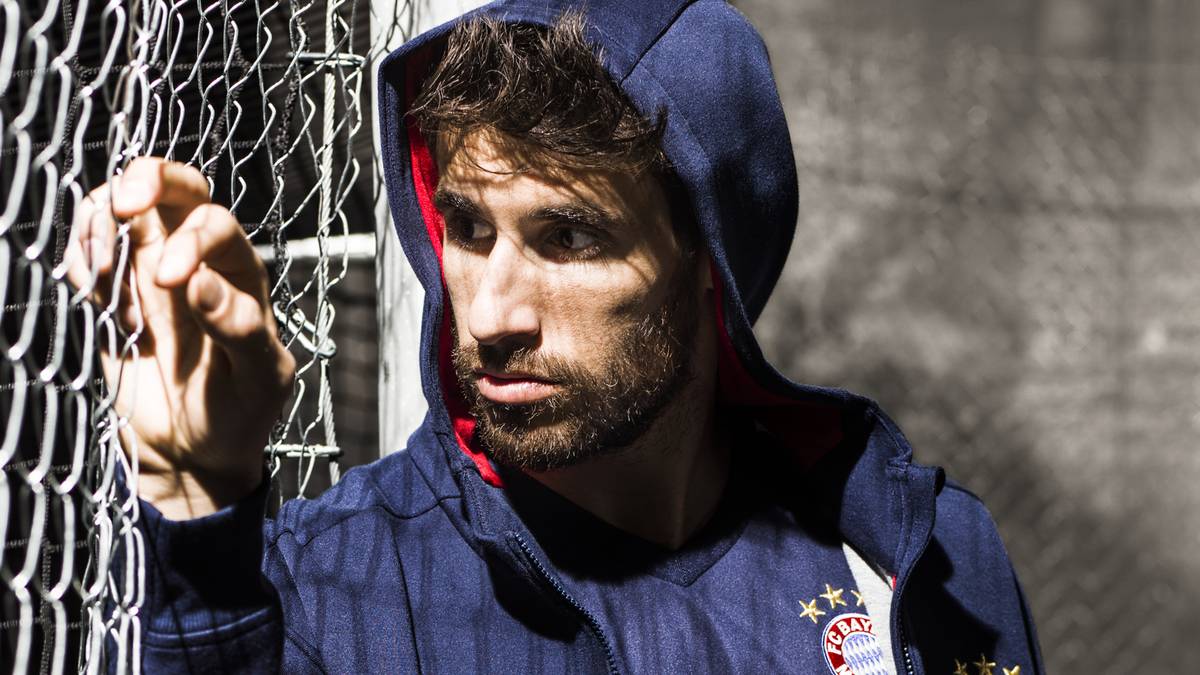 Neben dem auffälligen Rot ist das neue Trikot in einem dunklen Blau gehalten