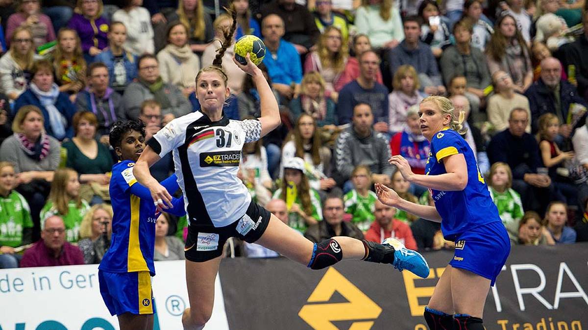 ALICIA STOLLE: Die abwehrstarke Linkshänderin von der HSG Blomberg-Lippe ersetzt die schwer verletzte Kim Naidzinavicius nach dem WM-Auftakt. Mit 21 Jahren gehört Stolle zu den Küken in Team