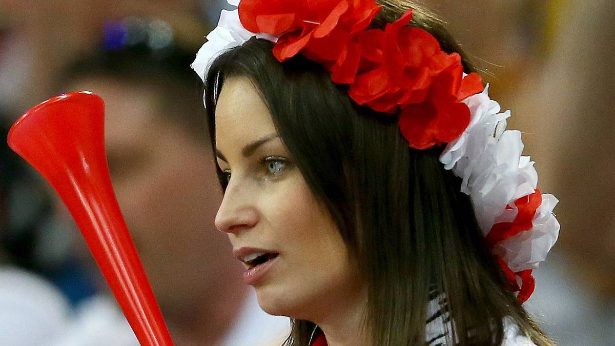 Auch mancher Fan sorgt für Aufmerksamkeit. Diese junge Dame leidet an diesem Spieltag mit ihrem Team. Sie kommt aus Polen. Dass sie ihre Daumen drückt hilft an diesem Tag dem Team des deutschen Trainers Michael Biegler auch nicht weiter