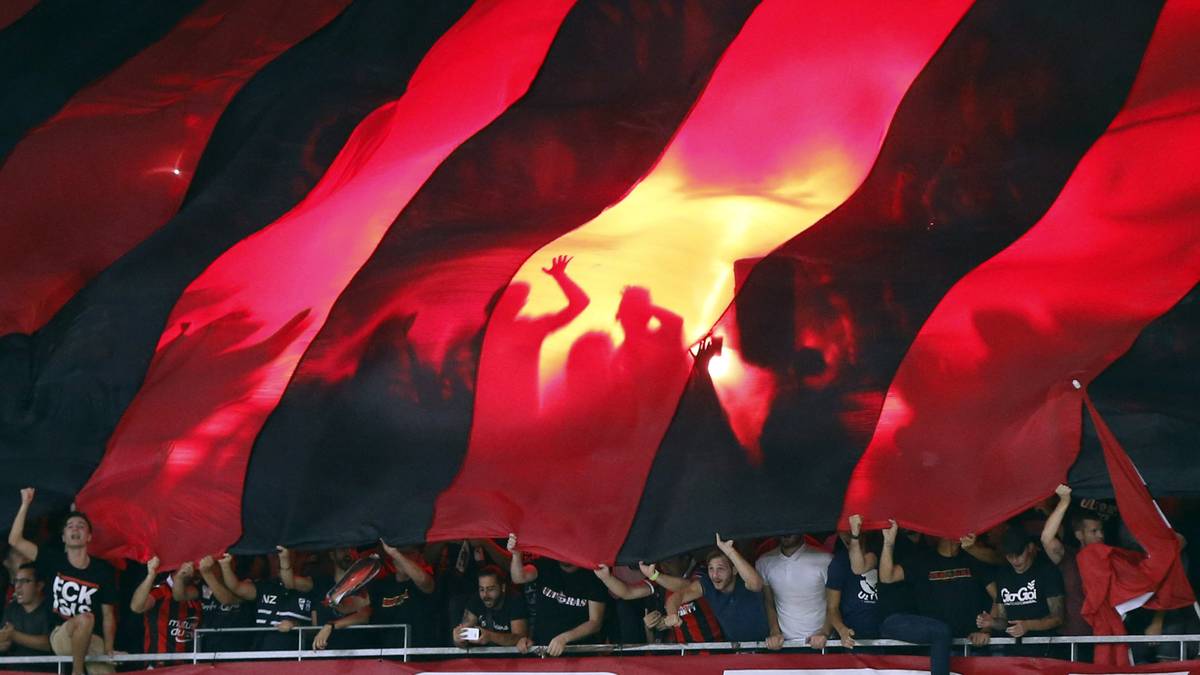 Die Ultraszene des OGC Nizza, den Namen "Populaire" tragend, zeigt derweil eine pyrolose Licht- und Schattenshow