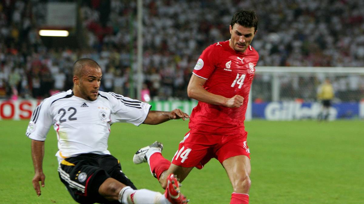WM 2006 - DAVID ODONKOR: Die wohl bis heute größte Überraschung in einem WM-Kader ist Odonkor. Zur Verblüffung aller Fußball-Experten holten Jürgen Klinsmann und Assistent Löw den Dortmunder Sprinter 2006 ins Team. Und vor heimischem Publikum rechtfertigte er im Gruppenspiel gegen Polen mit seiner Vorarbeit zum späten Neuville-Siegtreffer die Nominierung - das Sommermärchen nahm seinen Lauf