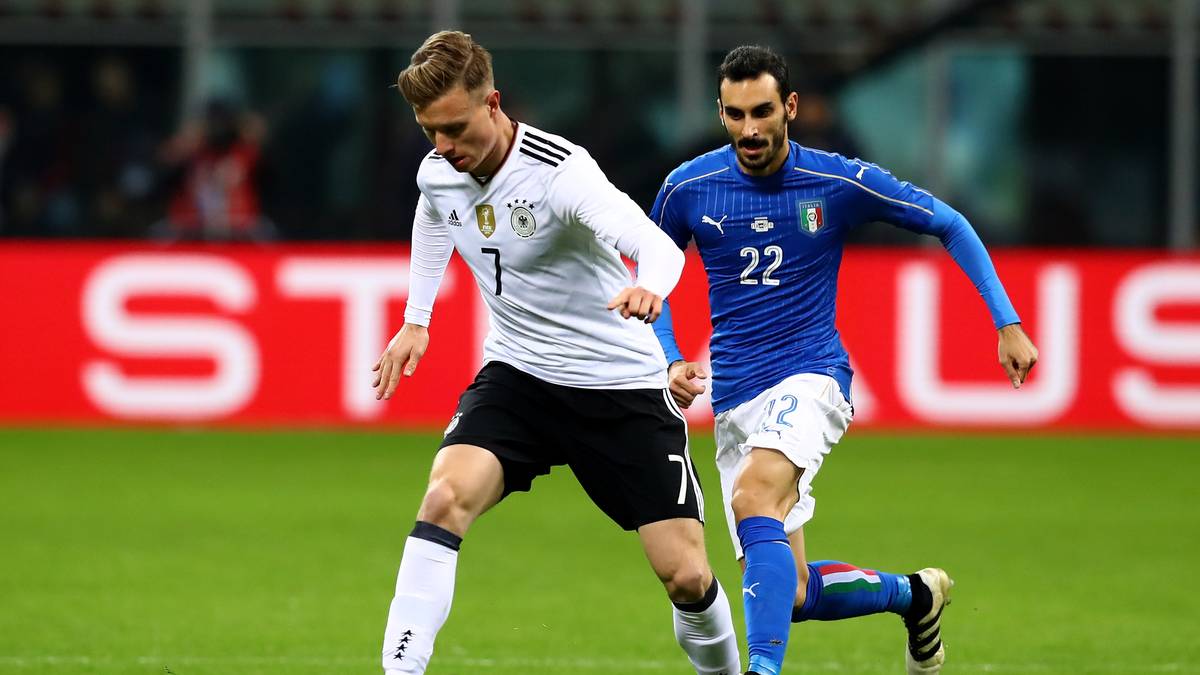 Einer der ersten Ballkontakte im DFB-Trikot für Gerhardt (l.). Er ist der 86. Debütant in der Ära Löw