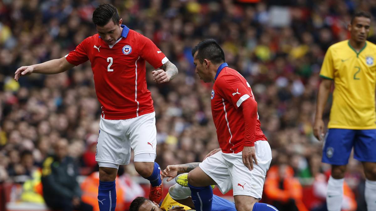 Entsprechend hitzig geht es auch gleich zur Sache: Gary Medel holt Neymar übel von den Beinen