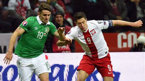 Robert Lewandowski (r.) sichert Polen gegen Irland den Sieg