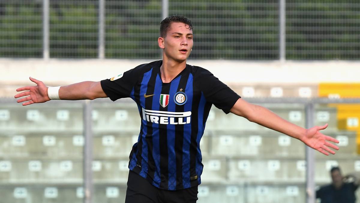 Er kam, sah und traf. Zumindest meistens. Sebastiano Esposito (17) weiß, wo das Tor steht. In 38 Einsätzen traf der Goalgetter 31 Mal. Die meisten Spiele absolvierte er in der U17 von Inter, er kam aber auch in der Reserve und bei den Profis zum Zug. Gegen Eintracht Frankfurt in der Europa League feierte Esposito sein Profi-Debüt