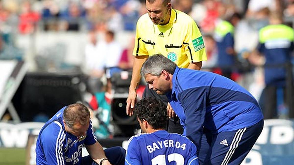 Schon nach wenigen Wochen aber der nächste Rückschlag: Im Auswärtsspiel bei Hannover 96 zieht sich Ballack eine Fraktur des Schienbeinkopfs zu, die nächste lange Pause ist die Folge