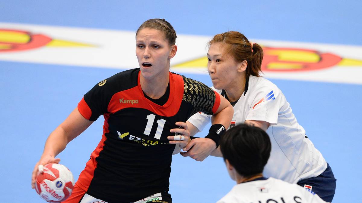 XENIA SMITS: Dass Xenia Smits für die deutsche Nationalmannschaft aufläuft, ist gar nicht so selbstverständlich. Die 1,82 Meter große Rückraumspielerin ist eigentlich Belgierin, wurde erst 2013 eingebürgert 