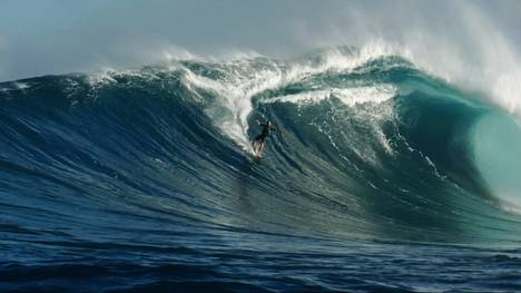 Sebastian Steudtner ist Weltrekordhalter für die größte jemals gesurfte Welle. Der Kinofilm „On the Wave“ porträtiert seinen Weg von Nürnberg über Hawaii bis nach Nazaré.